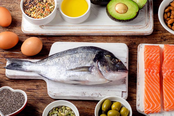  Các loại cá béo là những thực phẩm hàng đầu cho làn da nhờ hàm lượng cao axit béo omega-3 có trong nó.